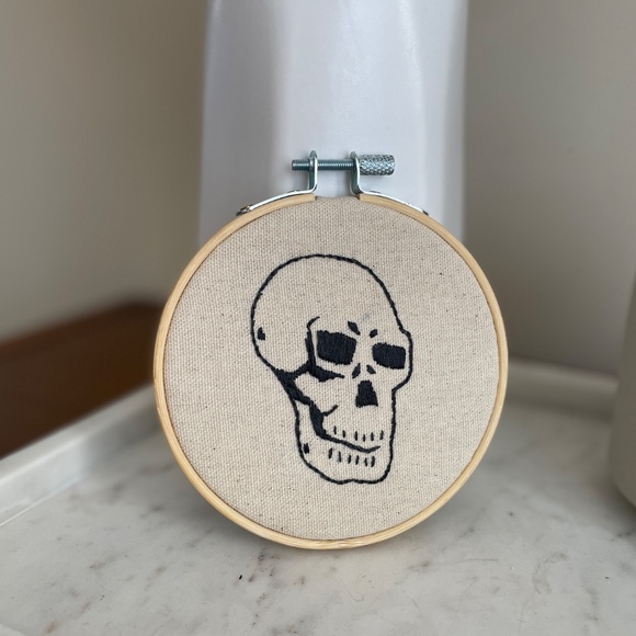 Hand Embroidered “Skull” 4 inch hoop - Picture 4 of 7